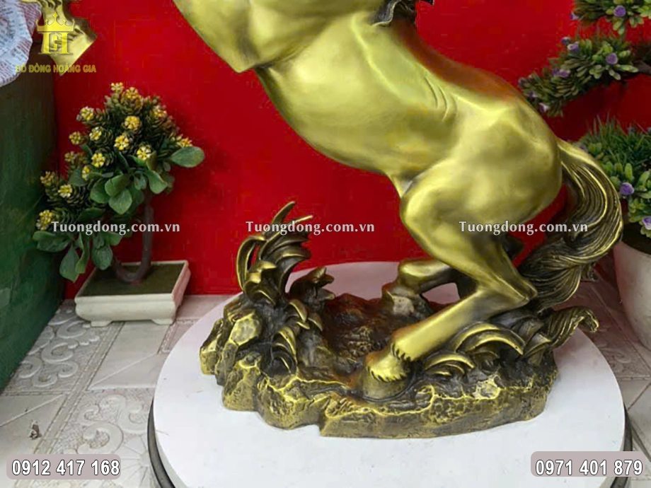 Từng họa tiết hoa văn được chạm khắc sắc nét